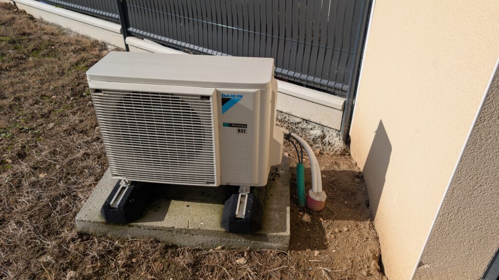 Entretien d'une pompe à chaleur Daikin Air/Eau par un technicien PETIT PAC & CLIM.