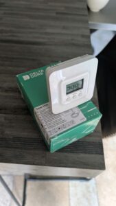 Nouveau thermostat d'ambiance radio installé pour optimiser et piloter le circulateur d'une pompe à chaleur Daikin.