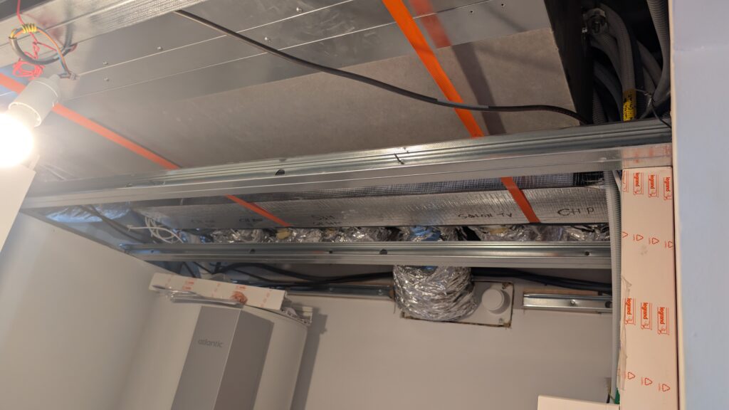 Mise en service d'un système de climatisation gainable Daikin avec un plénum de régulation Airzone.