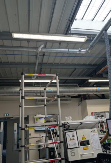 Modification d'un réseau de gaines de ventilation industriel avec une nacelle élévatrice chez notre partenaire NewClip.