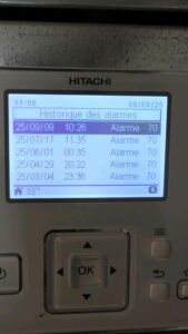 Écran de contrôle d'une pompe à chaleur Hitachi affichant un historique de défauts de débit, l'erreur 70.