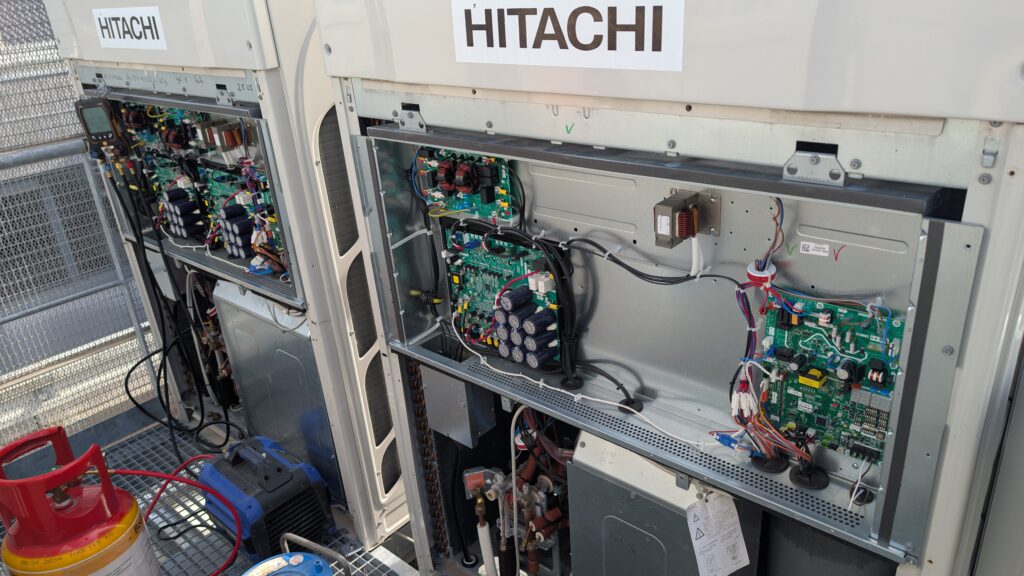 Technicien PETIT PAC & CLIM travaillant sur le raccordement du système VRV Hitachi chez Bucher Vaslin.