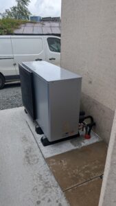 Entretien d'une PAC Daikin à Mauges-sur-Loire révélant un vase d'expansion défectueux.