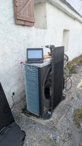 Entretien de PAC Daikin à Vair-sur-Loire, près d'Ancenis.