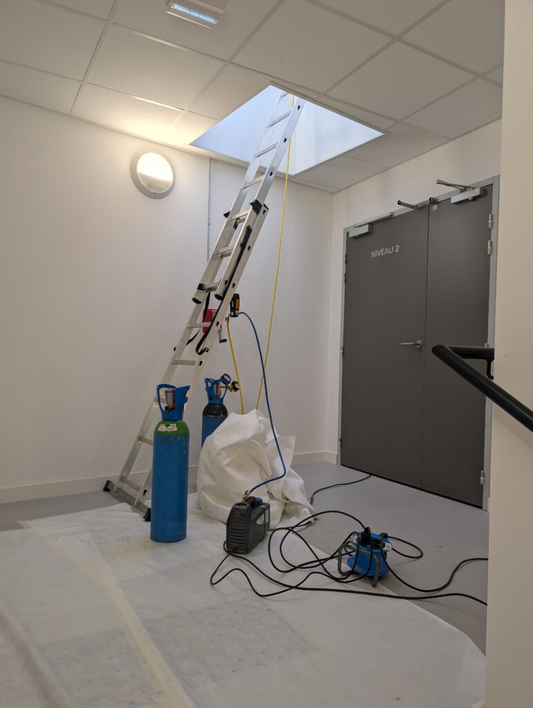 Finalisation du chantier VRV à Carquefou avec isolation des réseaux frigorifiques.