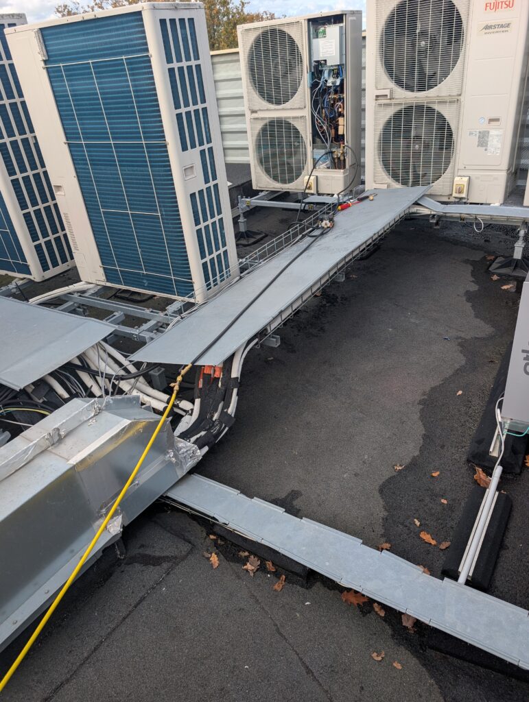 Finalisation du chantier VRV à Carquefou avec isolation des réseaux frigorifiques.